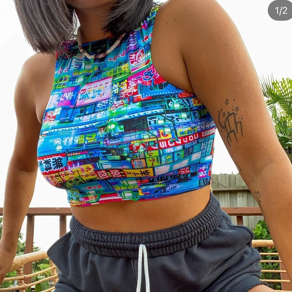 Brand new from RWMG - size M crop top in limited edition print 🩵✨